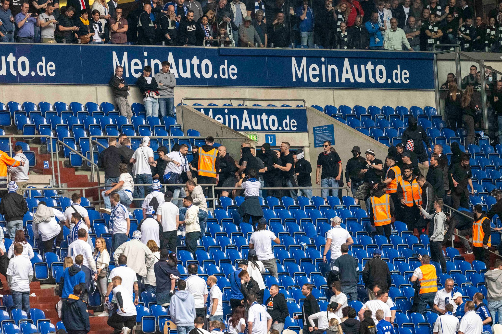 Fans prügeln sich nach 22 zwischen Schalke und Frankfurt WNOZ